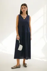 Vestido midi azul marino, de corte suelto, con escote en V y breteles anchos.