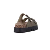 Sandalias Darkness color verde con dos tiras anchas ajustables con hebillas metálicas. Plataforma con base de corcho y suela de goma negra.