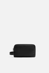 Neceser negro rectangular de tela técnica con cierre de cremallera, asa lateral y bolsillo interno con cremallera.
