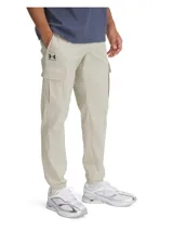 Pantalón cargo Under Armour Vibe Wvn color beige, de corte recto y tobillos ajustados. Cuenta con bolsillos laterales con solapa y logo de la marca en la pierna izquierda.