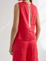 Musculosa de lino color crudo, de corte recto y escote redondo, con pespuntes a contratono y cierre metálico a la vista en la espalda.