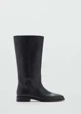 Bota alta de cuero bovino color negro, sin cierre, con punta redonda y suela plana.