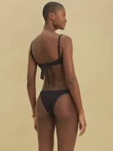 Bikini negro con textura de piña. Incluye top con tirantes ajustables y braguita de corte clásico.