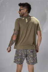 Remera color verde oliva de manga corta y cuello redondo.