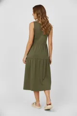 Vestido midi negro sin mangas, con cuello redondo y falda escalonada con frunces.