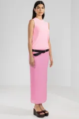 Falda midi de viscosa color rosa, con detalle de logo en cobre y cinturón negro con hebilla metálica.