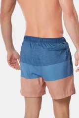 Short de baño clásico con cintura elástica y cordón regulable, con dos bolsillos laterales y suspensor de malla fina. Diseño a rayas horizontales en tonos de azul y rosa.