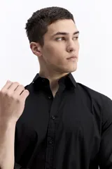 Camisa clásica lisa de manga larga color blanco, con cartera abotonada y logo bordado. Confeccionada en algodón y spandex, de corte slim.