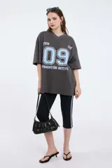 Calza capri azul con cintura elástica y detalle de una raya blanca en el lateral.