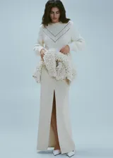 Falda larga color beige de tejido grueso con abertura delantera.