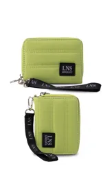 Billetera corta con cierre alrededor y tapa, confeccionada en tela capitoneada. Incluye varias reparticiones con tarjeteros y bolsillos internos, y una correa de mano desmontable. Disponible en negro, rojo y dorado.