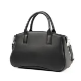 Cartera negra de símil cuero con asa rígida y correa desmontable regulable. Tiene acceso con cierre, bolsillo exterior con broche imantado, forro textil interior y dos bolsillos internos (uno con cierre y otro sin cierre).