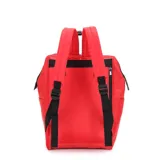Mochila de nylon color rojo con apertura superior reforzada tipo boca de pez. Cuenta con un compartimento principal de gran capacidad, un bolsillo frontal con cierre, bolsillos laterales abiertos y un bolsillo de seguridad antirrobo en la parte posterior. Incluye asas superiores de mano con broche de unión y correas de hombro ajustables y acolchadas. Presenta un parche frontal con el logo de la marca Trendy.