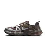 Championes Nike V2K Run color chocolate con detalles plateados.