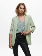 Blazer verde claro con mangas 3/4 y bolsillos frontales.