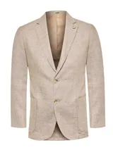 Blazer color beige confeccionado en lino orgánico, con cuello sastre, cierre con dos botones, tres bolsillos frontales y bolsillos interiores. Incluye prendedor de madera con el logo de la marca en la solapa.
