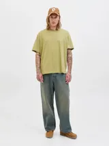 Remera color verde oliva de algodón con cuello redondo y manga corta. Estampado en la espalda con la palabra 'SPIAGGIA' y una palmera en tonos rosados.