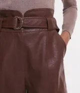Short marrón de cuero sintético, tiro alto, corte clochard, con cinturón con hebilla metálica.
