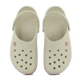 Zuecos Crocs modelo Band color beige con suela blanca y una línea roja.