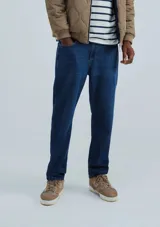 Pantalón de jean azul oscuro, corte slim con elastano.