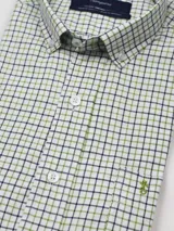 Camisa de hombre a cuadros azules y blancos, de algodón, con cuello abotonado y logo bordado en el pecho.
