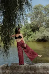 Pantalón de jean color marrón óxido, de corte wide leg y tiro medio.