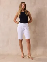 Bermuda blanca en gabardina elastizada, marca Ruby Rd. Pretina ancha elastizada. Delantera con bolsillos simulados. Trasera con bolsillos aplicados.