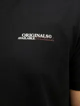 Remera negra de manga corta con cuello redondo, corte holgado y estampado pequeño en el pecho con la leyenda "Originals Available Worldwide".