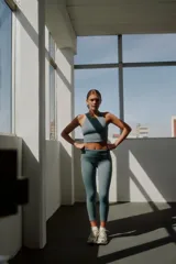 Top deportivo celeste con espalda racerback y corte por debajo del busto.