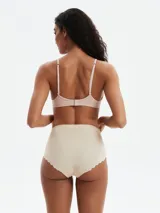 Bombacha de compresión tiro alto, color beige, sin costuras visibles.
