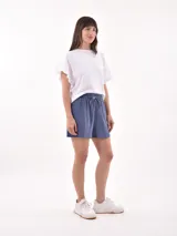 Short celeste de tejido arrugado con cintura elastizada y lazo de ajuste.
