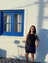 Minifalda dorada de cuero sintético, corte medio/bajo, con cortes en el delantero y pequeño tajo a un lado.