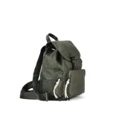 Mochila verde militar de nylon con tapa y broche metálico. Tiene apertura superior con cierre marinero, bolsillos internos, bolsillo con cierre metálico al frente y laterales. Incluye asas rígidas de mano y correas regulables para colgar en la espalda.