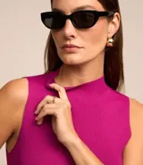 Musculosa negra de punto acanalado con cuello alto y tirantes anchos.