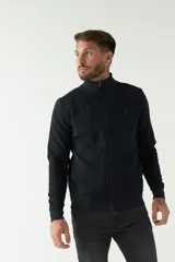 Campera negra de felpa con cierre frontal, bolsillos laterales, puños y logo bordado en el pecho.