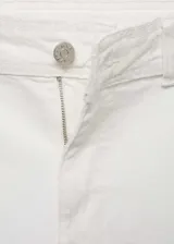 Pantalón de jean celeste de corte culotte, tiro alto, con bolsillos traseros, bajo deshilachado y cierre de cremallera y botón.