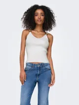 Top blanco de punto acanalado con escote en V, tirantes finos con hebillas metálicas doradas y diseño ajustado.