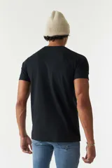 Remera color salmón de corte clásico, cuello redondo y logo bordado en el pecho.