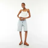 Crop top blanco de punto de canalé con tirantes finos.