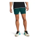 Short deportivo Under Armour Project Rock color verde con detalles en celeste y logo estampado en la pierna.