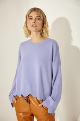 Sweater violeta con diseño de ondas en el ruedo y mangas, calados en el cuello y etiqueta bordada.