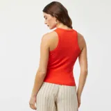 Musculosa roja de punto canalé con cuello redondo y sisas amplias.