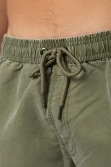 Short de baño color marrón claro con efecto acid wash, cintura elastizada con cordón ajustable y bolsillos laterales. Presenta un pequeño parche con logo en la parte inferior delantera.