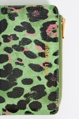 Monedero pequeño con estampado animal print en tonos lila, negro y naranja. Tiene cierre con cremallera dorada y logo de la marca en el frente. Interior con tarjetero y forro con logo grabado.