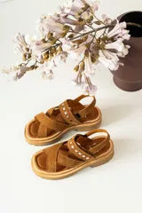 Sandalias negras de charol con tiras cruzadas y plataforma track.