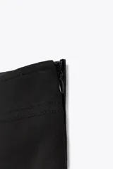 Falda pantalón marrón con bolsillos cargo laterales y cierre lateral oculto.