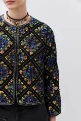 Saco corto negro con estampado geométrico multicolor, de corte recto y mangas 3/4.