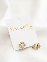 Par de caravanas doradas con forma circular y centro de cristal.