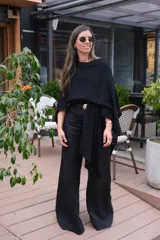 Pantalón de vestir negro de tiro alto, corte palazzo y pierna ancha.
