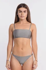 Bikini gris con corpiño tipo bandeau de tirantes finos y bombacha colaless.